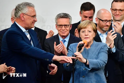 Lãnh đạo CDU, đương kim Thủ tướng Đức Angela Merkel (phải) và thành viên cấp cao của CSU Joachim Herrmann (trái) tại buổi lễ sau bầu cử ở Berlin ngày 24/9. (Nguồn: AFP/ TTXVN)