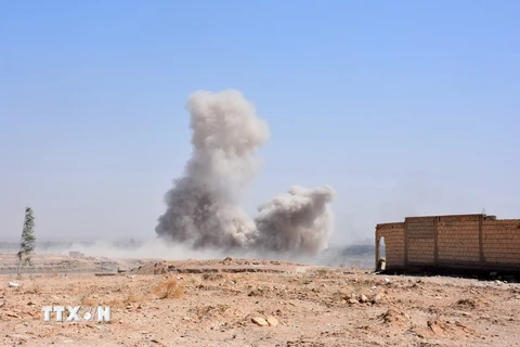Binh sỹ Syria giao tranh với phiến quân IS tại khu vực ngoại ô phía bắc tỉnhDeir al-Zour ngày 14/9. (Nguồn: AFP/TTXVN)