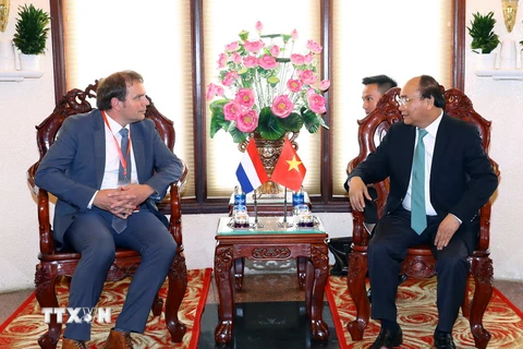 Thủ tướng Nguyễn Xuân Phúc tiếp ông Hermen Borst, Phó Cao ủy Chương trình Đồng bằng Hà Lan. (Ảnh: Thống Nhất/TTXVN)