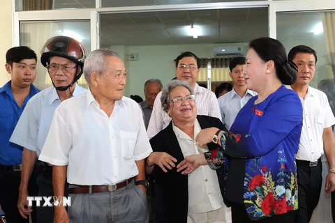 Chủ tịch Quốc hội Nguyễn Thị Kim Ngân và các cử tri phường Hưng Lợi. (Ảnh: Trọng Đức/TTXVN)