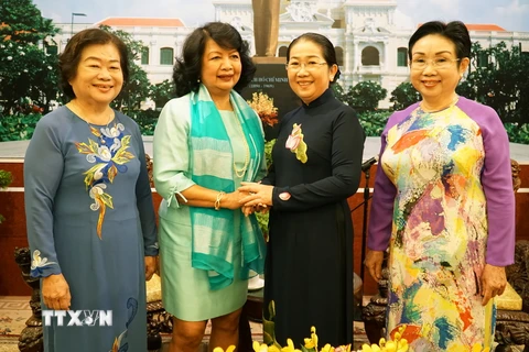 Phó Bí thư Thành ủy Thành phố Hồ Chí Minh Võ Thị Dung chụp ảnh lưu niệm với Chủ tịch Hội nghị Thượng đỉnh Phụ nữ toàn cầu Irene Natividad. (Ảnh: Phương Vy/TTXVN)