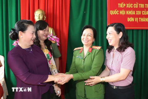 Chủ tịch Quốc hội Nguyễn Thị Kim Ngân với các cử tri tại xã Tân Thới, huyện Phong Điền. (Ảnh: Trọng Đức/TTXVN)