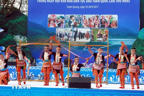 Điệu múa truyền thống của đồng bào dân tộc Dao. (Ảnh: Quang Cường/TTXVN)