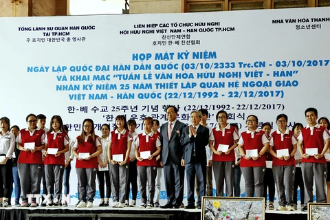 Trao tặng 46 suất học bổng cho sinh viên các trường đại học, cao đẳng thành phố là Chi hội Hữu nghị Việt-Hàn. (Ảnh: Thế Anh/TTXVN)