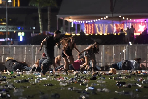 Người dân chạy khỏi nơi xảy ra vụ xả súng. (Nguồn: Getty Images)