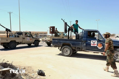Lực lượng trung thành với Chính phủ Hòa hợp Dân tộc (GNA) tại một chốt kiểm soát ở thành phố Sirte, phía đông thủ đô Tripoli ngày 22/8. (Nguồn: AFP/TTXVN)