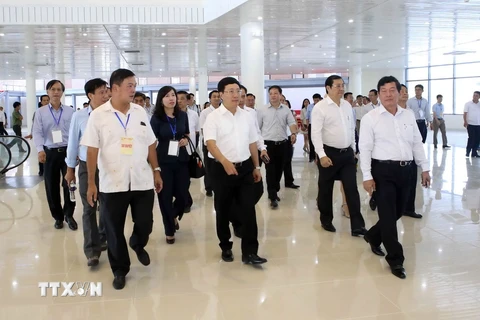 Phó Thủ tướng Phạm Bình Minh kiểm tra công tác chuẩn bị APEC 2017 tại Trung tâm Báo chí quốc tế. (Ảnh: Trần Lê Lâm/TTXVN)