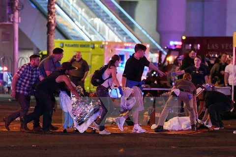 Chuyển một nạn nhân bị thương trong vụ xả súng ở Las Vegas ngày 1/10. (Nguồn: AFP/TTXVN) 