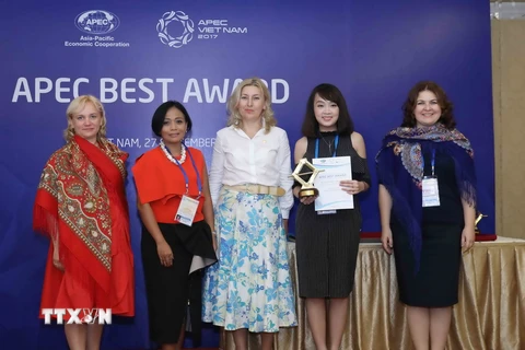 Ban tổ chức trao giải Mô hình kinh doanh sáng tạo nhất cho Nữ doanh nhân Việt Nam Hoàng Minh Nhật, người sáng lập chuỗi của hàng Bánh mỳ Minh Nhật. (Ảnh: Phương Hoa/TTXVN)