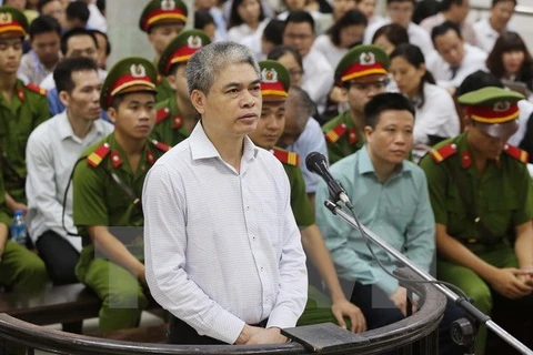 Bị cáo Nguyễn Xuân Sơn, nguyên Tổng Giám đốc Oceanbank đứng trước vành móng ngựa. (Ảnh: Doãn Tấn /TTXVN)