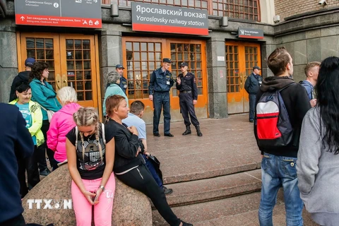Nhân viên an ninh gác tại một cửa hiệu ở Moskva ngày 13/9 sau khi sơ tán người dân cùng các nhân viên vì nhận được điện thoại đe dọa đánh bom. (Nguồn: AFP/TTXVN)