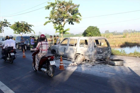 Vụ đốt xe giữa đường ở Hậu Giang: Nghi can là con gái của nạn nhân