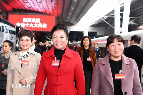 Các đại biểu của tỉnh Hà Nam tới thủ đô Bắc Kinh tham dự Đại hội, ngày 15/10. (Nguồn: THX/TTXVN)
