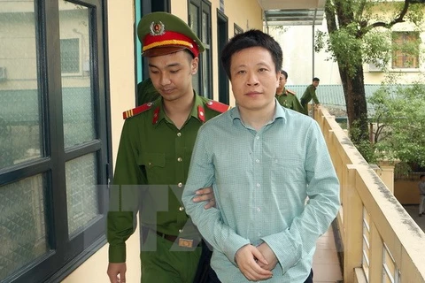 Cảnh sát dẫn giải bị cáo Hà Văn Thắm. (Ảnh: Doãn Tấn/TTXVN)