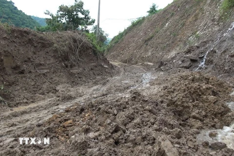Con đường dẫn vào xã Kim Bon, huyện Phù Yên bị sạt lở. (Ảnh: Nguyễn Chiến/TTXVN)