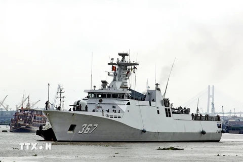 Tàu Kri Sultan Iskandar Muda 367 chuẩn bị cập Cảng quốc tế Thành phố Hồ Chí Minh. (Ảnh: Thế Anh/TTXVN)