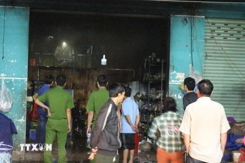 Lực lượng chức năng tại hiện trường vụ cháy. (Ảnh: Nguyễn Văn Việt/TTXVN)