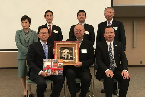 Tổng Lãnh sự Trần Đức Bình tặng tranh và sách giới thiệu về Việt Nam cho Ban lãnh đạo và cố vấn của Hiệp hội. (Nguồn: Tổng Lãnh sự quán Việt Nam tại Osaka)