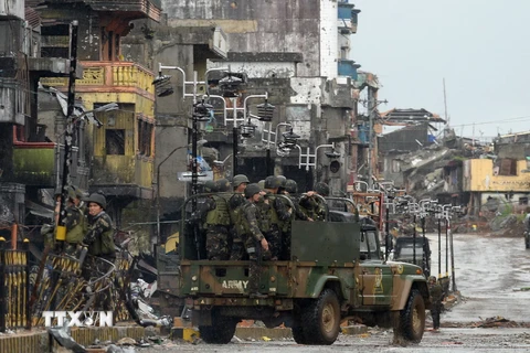 Binh sỹ Philippines tuần tra tại Marawi sau khi thành phố này được giải phóng ngày 17/10. (Nguồn: THX/TTXVN)