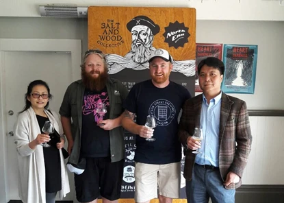 Đại sứ Việt Nam tại New Zealand Nguyễn Việt Dũng (ngoài cùng bên phải) thử sản phẩm mới của bia Việt tại hội chợ. (Ảnh do Đại sứ quán Việt Nam tại New Zealand cung cấp)