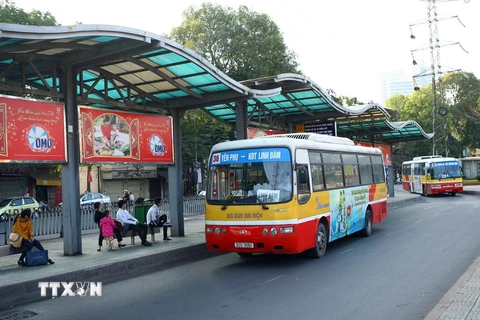 Xe buýt vận chuyển khách tại điểm trung chuyển Long Biên. (Ảnh minh họa: Huy Hùng/TTXVN)