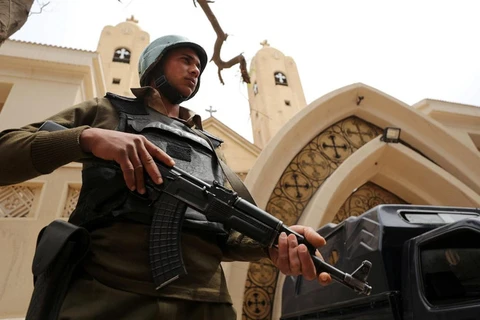 Binh sỹ Ai Cập đứng gác bên ngoài một nhà thờ Cơ đốc giáo. (Nguồn: Reuters)