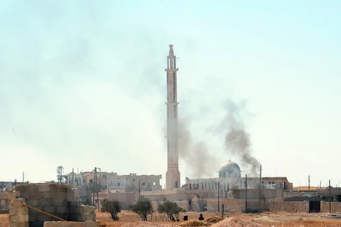 Khói bốc lên sau các cuộc giao tranh giữa quân đội Syria và phiến quân IS tại Hama. (Nguồn: THX/TTXVN)
