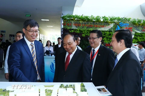 Thủ tướng Nguyễn Xuân Phúc thăm các gian trưng bày sản phẩm của Khu công nghệ cao. (Ảnh: Thống Nhất/TTXVN)