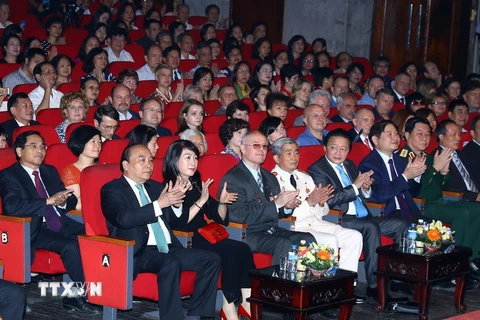 Thủ tướng Nguyễn Xuân Phúc và các đại biểu tham dự buổi lễ. (Ảnh: Thống Nhất/TTXVN)