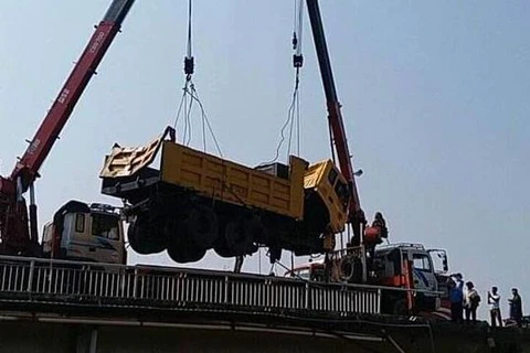 Hải Dương: Va chạm trên cầu, ôtô tải rơi xuống sông Kinh Thầy