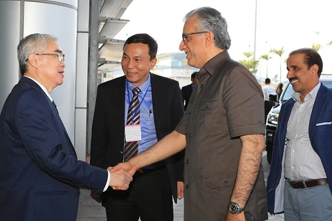 Chủ tịch VFF Lê Hùng Dũng bắt tay Chủ tịch AFC Shaikh Salman Bin Ebrahim Al Khalifa (phải). (Nguồn: VFF)