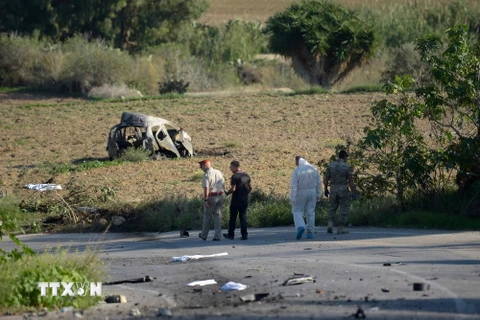 Cảnh sát điều tra tại hiện trường vụ đánh bom xe nhằm vào một nhà báo tại Bidnija, Malta ngày 16/10. (Nguồn: AFP/TTXVN)