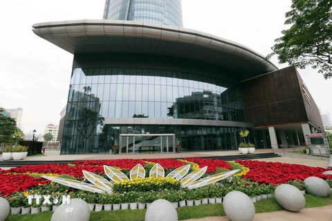 Các thảm hoa tươi được trang trí chào mừng APEC 2017 tại Đà Nẵng. (Ảnh: Trần Lê Lâm/TTXVN)