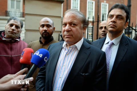 Cựu Thủ tướng Pakistan Nawaz Sharif (giữa) trả lời báo giới tại London, Anh ngày 1/11. (Nguồn: AFP/TTXVN)