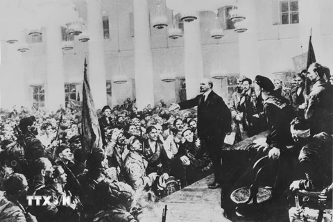 Lênin tuyên bố thành lập Chính quyền Xô Viết Nga tại Đại hội các Xô Viết được triệu tập ngày 7/11/1917. (Ảnh: Tư liệu TTXVN)