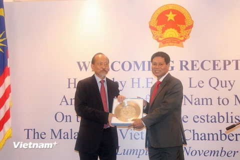 Đại sứ Lê Quý Quỳnh và Chủ tịch MVCC Howard. (Ảnh: Hoàng Nhương/Vietnam+)