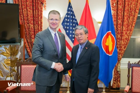 Đại sứ Phạm Quang Vinh bắt tay chúc mừng tân Đại sứ Hoa Kỳ tại Việt Nam Daniel Kritenbrink. (Ảnh: Đoàn Hùng/Vietnam+)