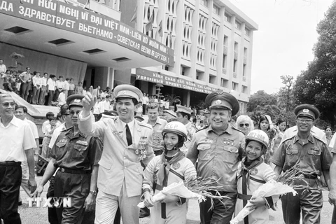 Nhân dân Việt Nam chào đón nhà du hành vũ trụ Liên Xô V.Gorbatko và Phạm Tuân của Việt Nam thăm Đặc khu Vũng Tàu-Côn Đảo, sau chuyến bay vào vũ trụ năm 1980. (Ảnh: Tư liệu TTXVN)