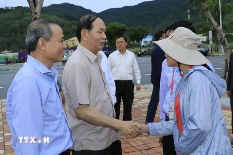Chủ tịch nước Trần Đại Quang đi kiểm tra công tác khắc phục ảnh hưởng của mưa bão; động viên các lực lượng chức năng tham gia tổng vệ sinh môi trường, chỉnh trang cảnh quan đô thị. (Ảnh: Nhan Sáng/TTXVN)