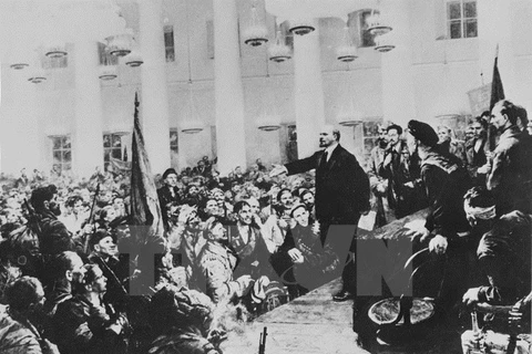 Lenin tuyên bố thành lập Chính quyền Xô Viết Nga tại Đại hội các Xô Viết được triệu tập ngày 7/11/1917. (Ảnh: Tư liệu TTXVN)