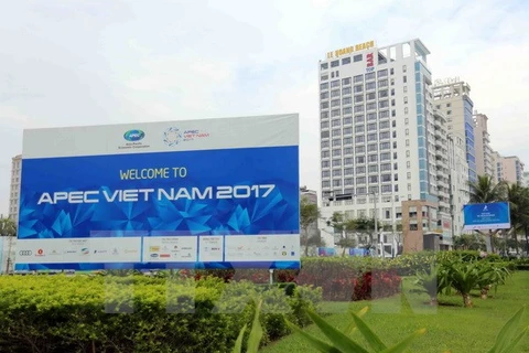 Panô chào mừng Tuần lễ cấp cao APEC 2017 trên các tuyến đường ở Đà Nẵng. (Ảnh: Trần Lê Lâm/TTXVN) 