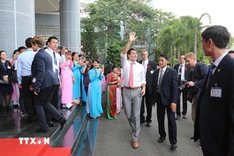 Thủ tướng Canada Justin Trudeau thăm trường đại học Tôn Đức Thắng chiều 9/11. (Ảnh: Thanh Vũ/TTXVN)