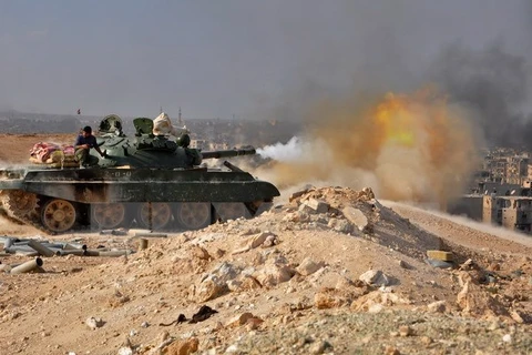 Xe tăng của Chính phủ Syria nã đạn pháo vào các mục tiêu của IS trong chiến dịch giải phóng thành phố Deir Ezzor ngày 2/11. (Nguồn: AFP/TTXVN)