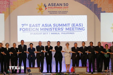 Các đại biểu chụp ảnh lưu niệm tại Hội nghị Cấp cao Đông Á (EAS) lần thứ 7 ở Manila ngày 7/8/2017. (Nguồn: AFP/TTXVN)