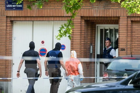 Cảnh sát và nhân viên pháp y điều tra tại nơi ở của một nghi phạm khủng bố ở Brussels. (Nguồn: EPA/TTXVN)