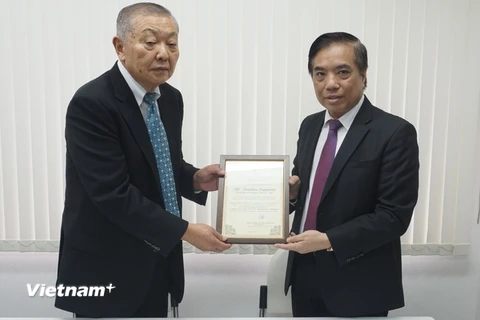 Chủ tịch Công ty Minami Fuji Sugiyama và tiến sỹ Bùi Anh Tuấn, Hiệu trưởng Trường Đại học Ngoại thương, khai trương văn phòng hợp tác quốc tế của Đại học Ngoại thương tại Nhật Bản. (Ảnh: Nguyễn Tuyến/Vietnam+)