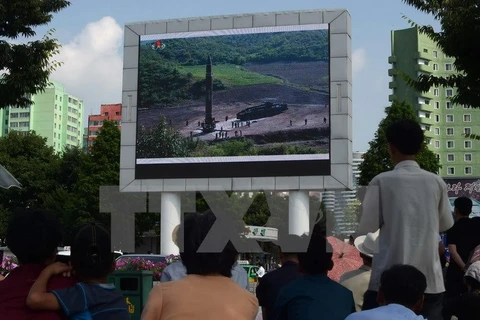 Người dân Triều Tiên theo dõi tin tức về vụ phóng tên lửa đạn đạo liên lục địa Hwasong-14 trên màn hình lớn gần một nhà ga xe lửa ở Bình Nhưỡng ngày 4/7. (Nguồn: AFP/TTXVN) 