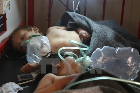 Trẻ em được điều trị tại một bệnh viện ở Maaret al-Noman, tỉnh Idlib ngày 4/4, sau khi có những dấu hiệu nghi phơi nhiễm chất độc sarin. (Nguồn: AFP/TTXVN)