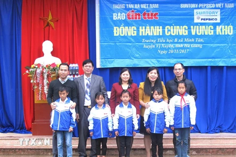 Trao tặng gần 200 áo khoác ấm đồng phục cho học sinh trường Tiểu học B xã Minh Tân, huyện Vị Xuyên. (Ảnh: Minh Tâm/TTXVN)