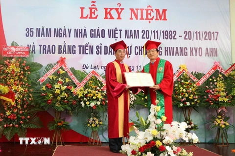 Phó giáo sư-tiến sỹ Nguyễn Đức Hòa, Hiệu trưởng Trường Đại học Đà Lạt, trao bằng Tiến sỹ danh dự cho ông Hwang Kyo Ahn. (Ảnh: Nguyễn Dũng/TTXVN)